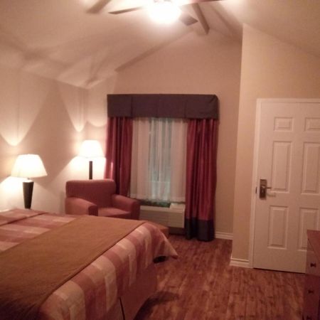 Fieldhouse Inn & Conference Center Kenedy Екстер'єр фото