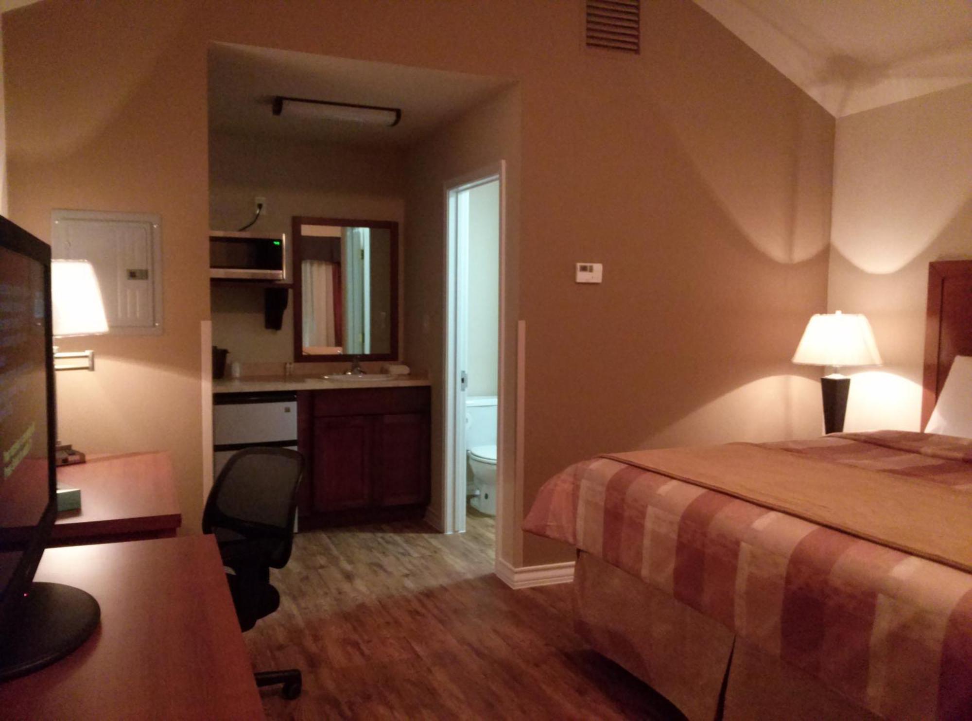 Fieldhouse Inn & Conference Center Kenedy Екстер'єр фото